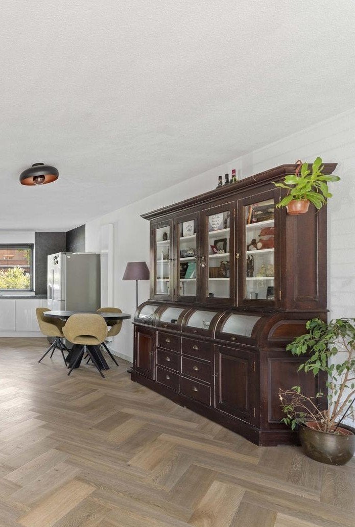 Vitrinekast/dressoir van donker hout