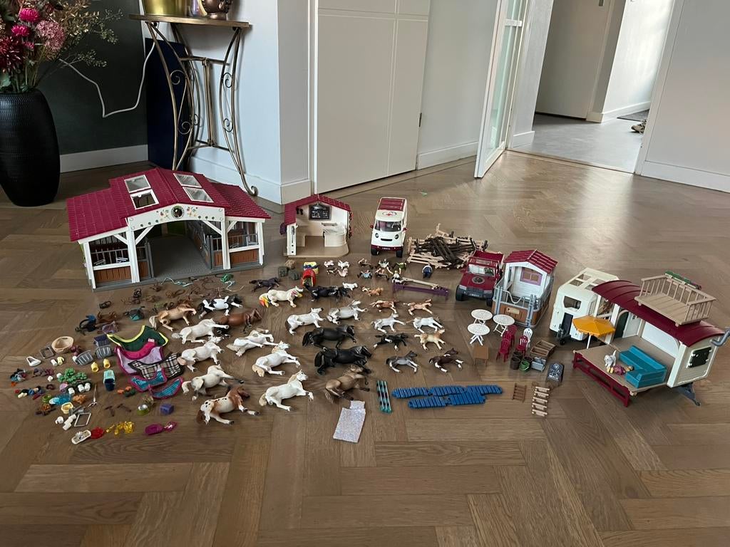 Heel veel Schleich! Manege, truck+trailer, woonwagen enz, Ophalen, Zo goed als nieuw