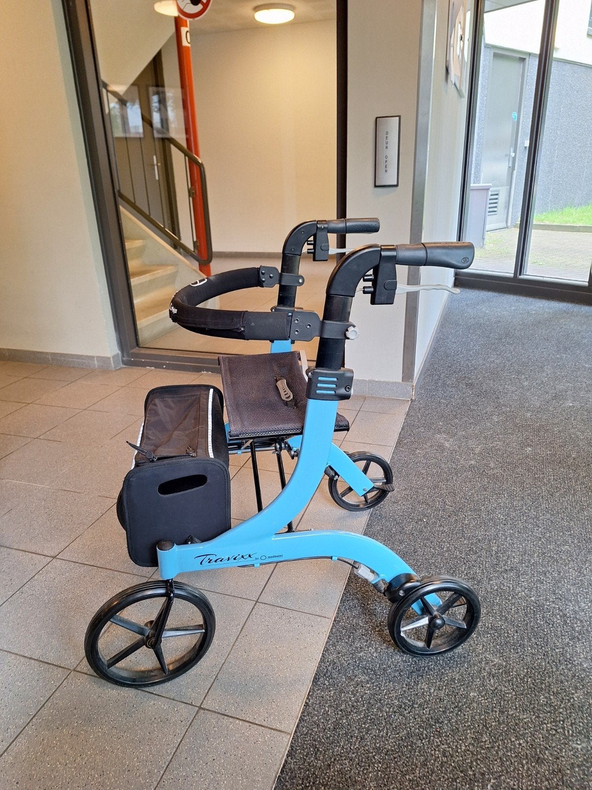 Rollator lichtgewicht travixx lees beschrijving nieuwstaat, Diversen, Ophalen of Verzenden, Lichtgewicht, Zo goed als nieuw