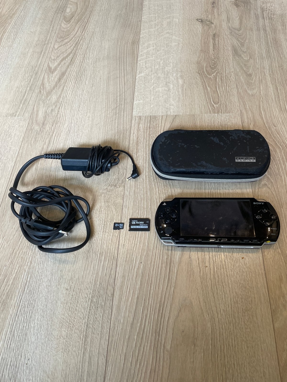 PSP 2000 Slim en Lite met kabel en case., Verzenden, Zo goed als nieuw, Zwart