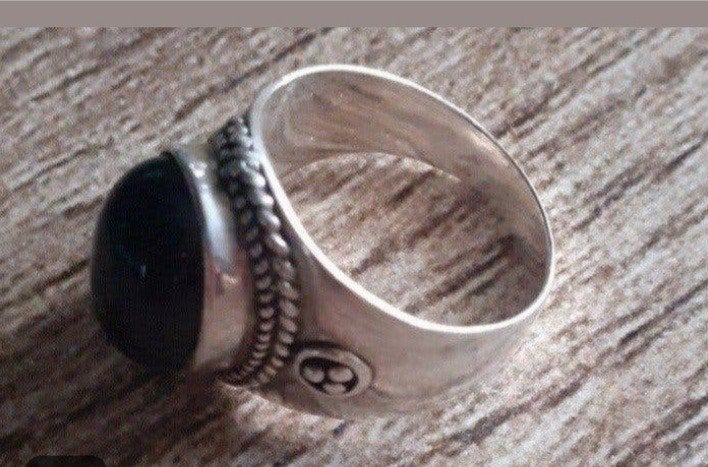 zilveren ring met zwarte onyxsteen  maat 19, 19 tot 20, Ophalen of Verzenden, Zo goed als nieuw, Dame