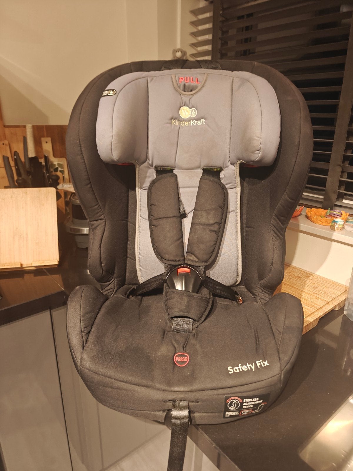 KinderKraft Safety Fix autostoel (9-36 kg) met Isofix, Autogordel of Isofix, Gebruikt, Verstelbare rugleuning, 9 t/m 36 kg