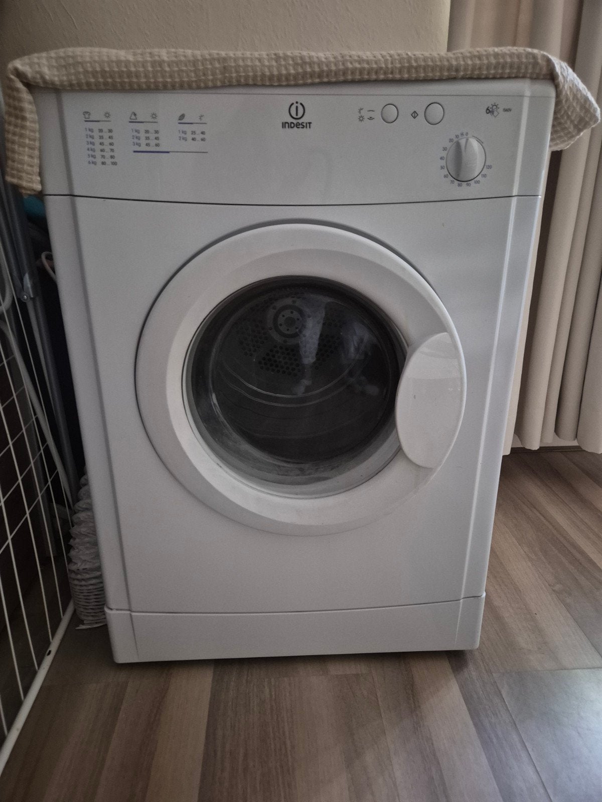 Indesit afvoerdroger - maakt hard geluid, Witgoed en Apparatuur, Wasdrogers, 6 tot 8 kg, Gebruikt, Luchtafvoer, Ophalen of Verzenden