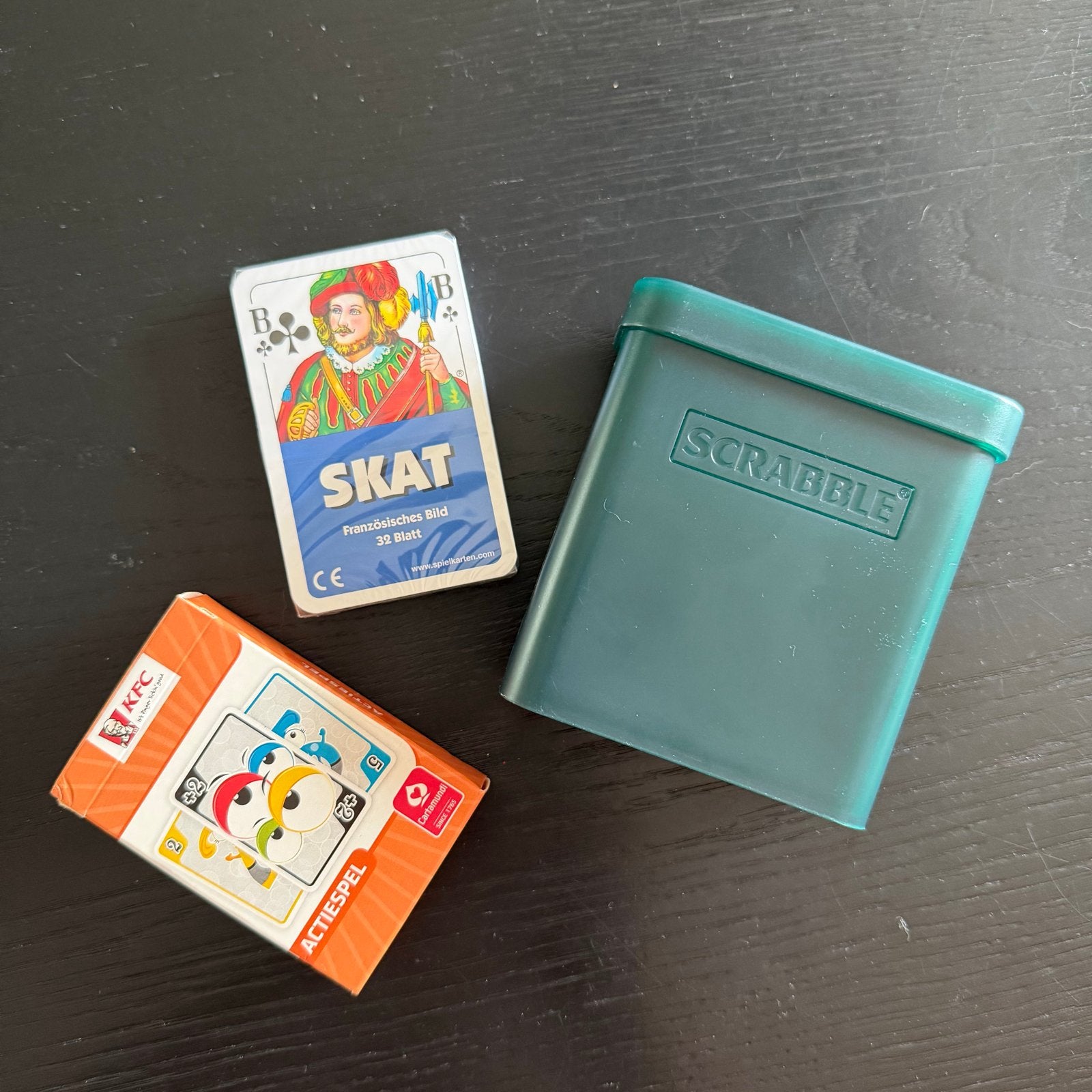 3 reisspellen: Scrabble Strijd, Skat nieuw en KFC Uno nieuw, Een of twee spelers, Ophalen of Verzenden, Zo goed als nieuw, Reisspel