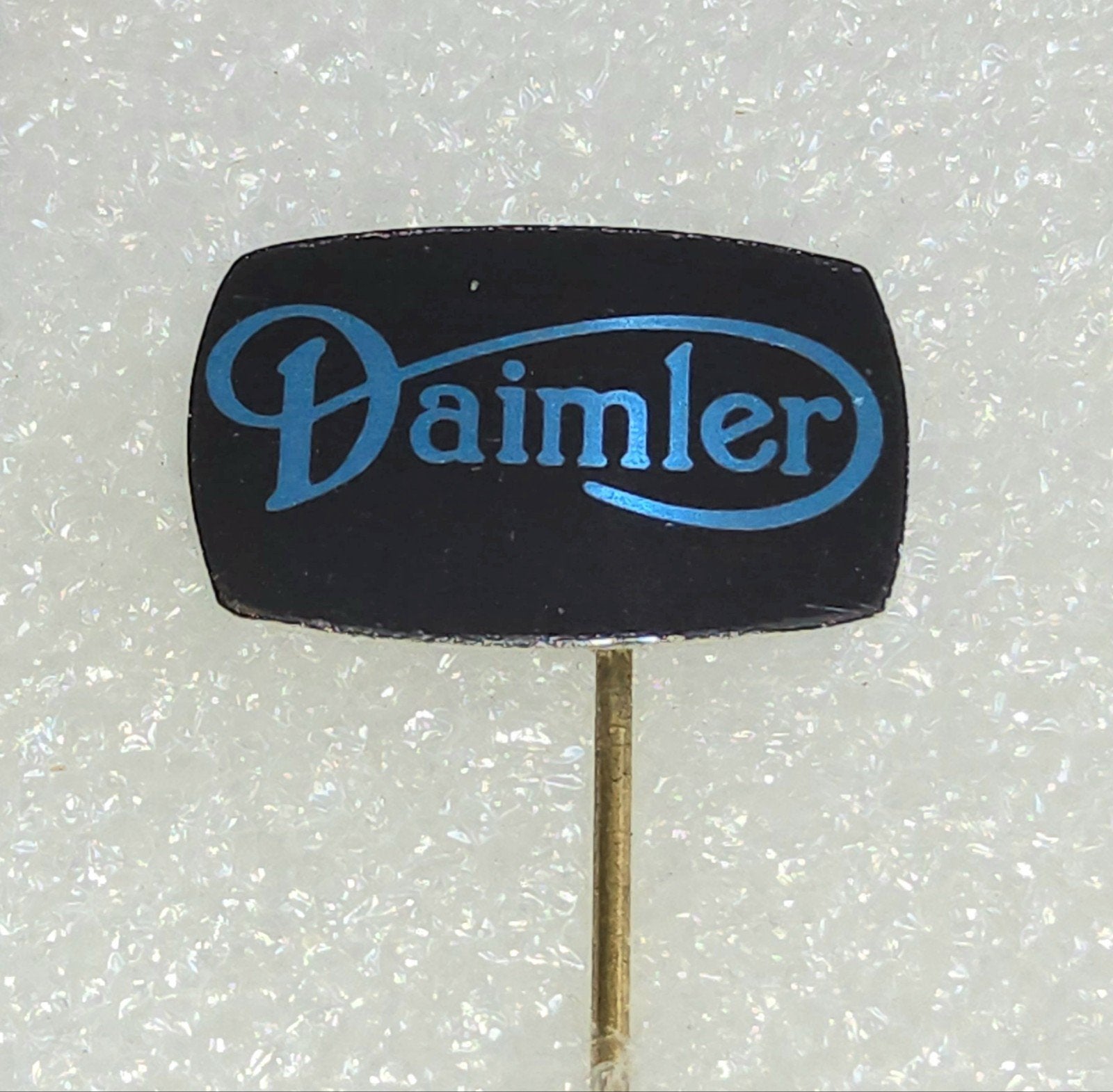 Vintage Daimler Speldje - Zwart met Blauw Logo, Verzamelen, Speldjes, Pins en Buttons, Ophalen of Verzenden, Gebruikt, Overige onderwerpen