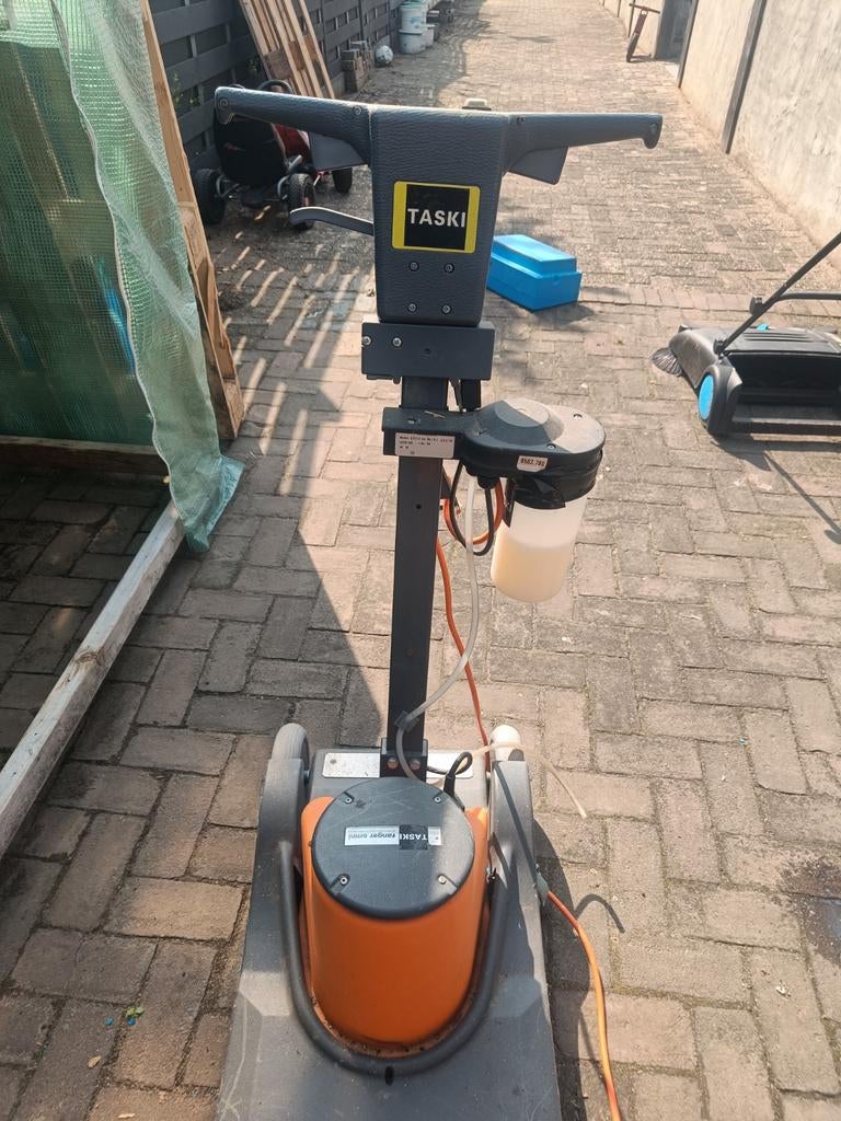 Taski Ranger Omnia schrobmachine, Ophalen