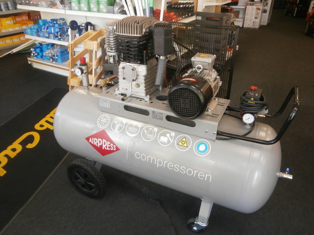 showroommodel zware airpress hk700-300   380 volt, Doe-het-zelf en Verbouw, Compressors, Ophalen, 400 tot 800 liter/min, Airpress
