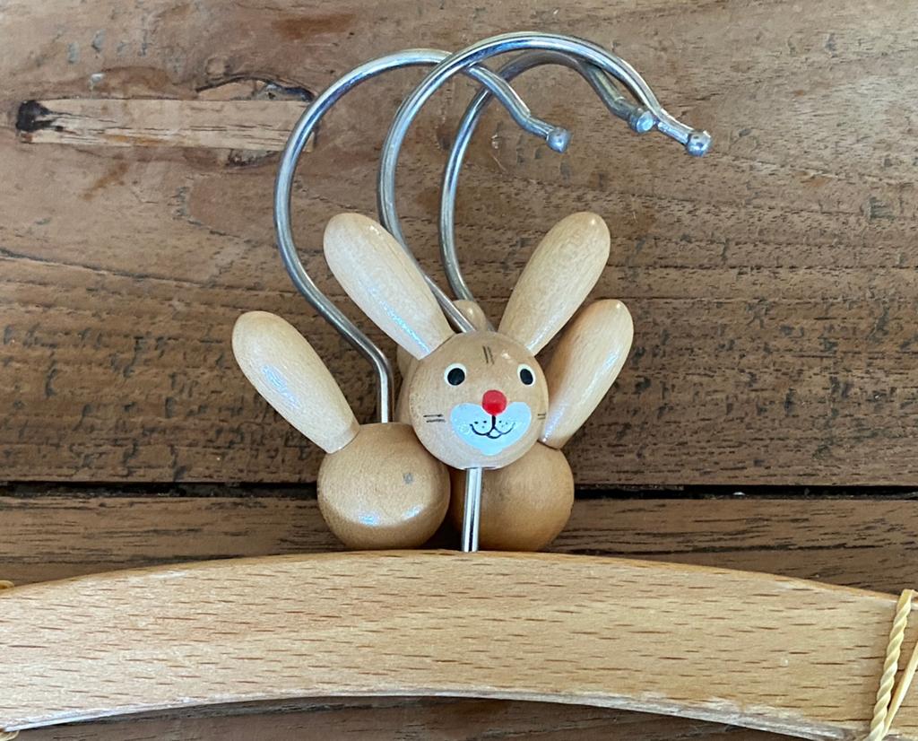 Houten Baby Kledinghangers met haasje, Ophalen of Verzenden, Zo goed als nieuw