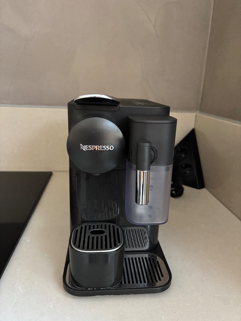 Nespresso koffiemachine met melkopschuimer, Witgoed en Apparatuur, Koffiepads en cups, Koffiemachine, Ophalen of Verzenden, Zo goed als nieuw