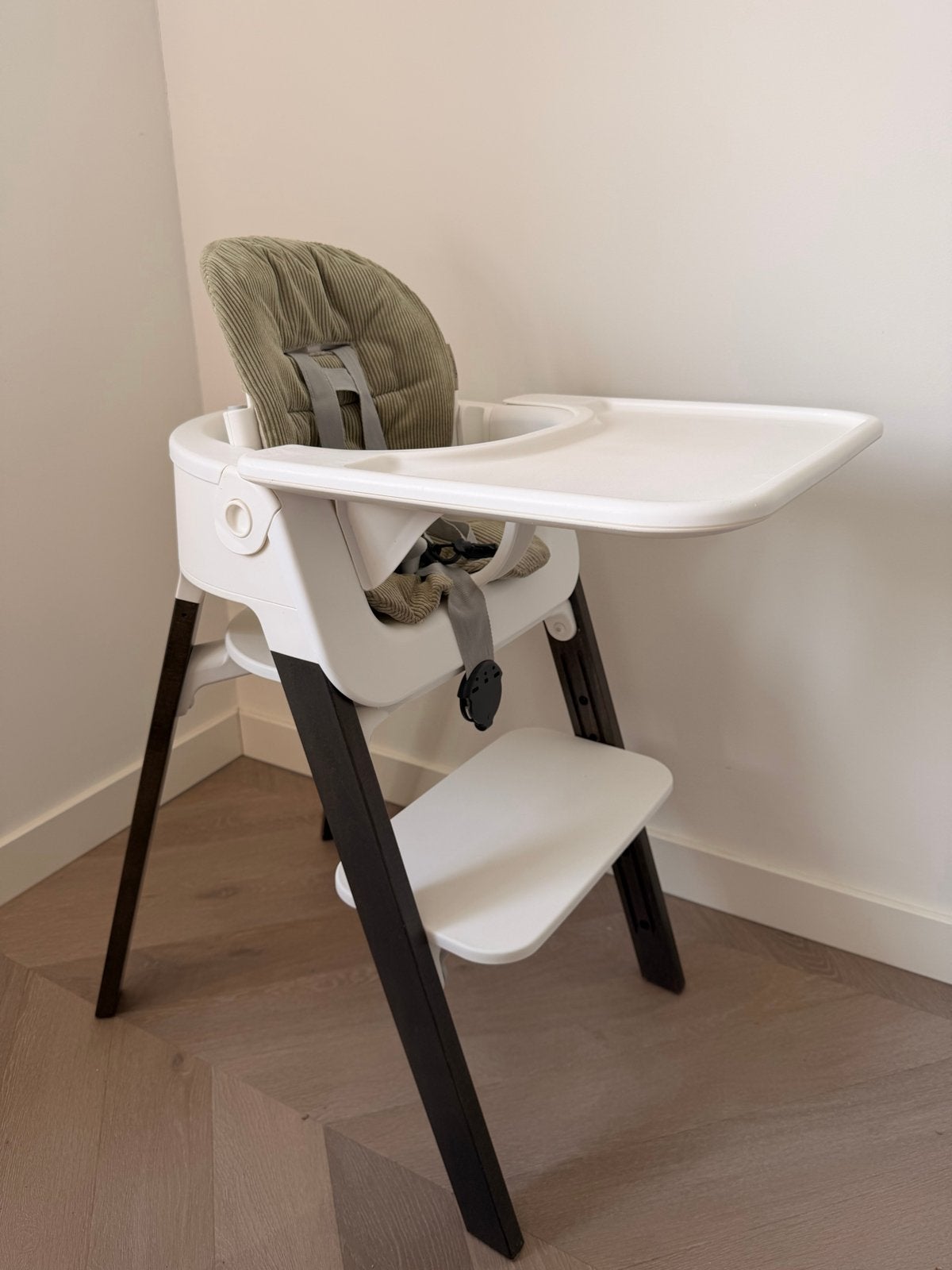 Stokke steps kinderstoel met accessoires, Kinderen en Baby's, Kinderstoelen, Ophalen, Gebruikt, Meegroeistoel, Gordel(s)