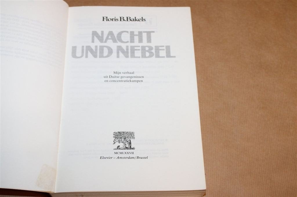 Nacht & Nebel — Bakels, Duitse Kampen & Gevangenissen WOII, Boeken, Ophalen of Verzenden, Tweede Wereldoorlog, Gelezen, Overige onderwerpen