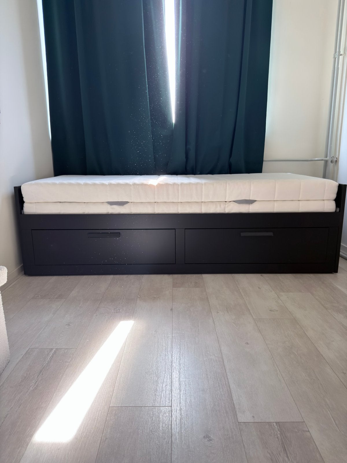IKEA Brimnes bedbank zwart met 2 lades en 2 matrassen, Huis en Inrichting, Slaapkamer | Bedden, Ophalen, Eenpersoons, Zwart, Zo goed als nieuw