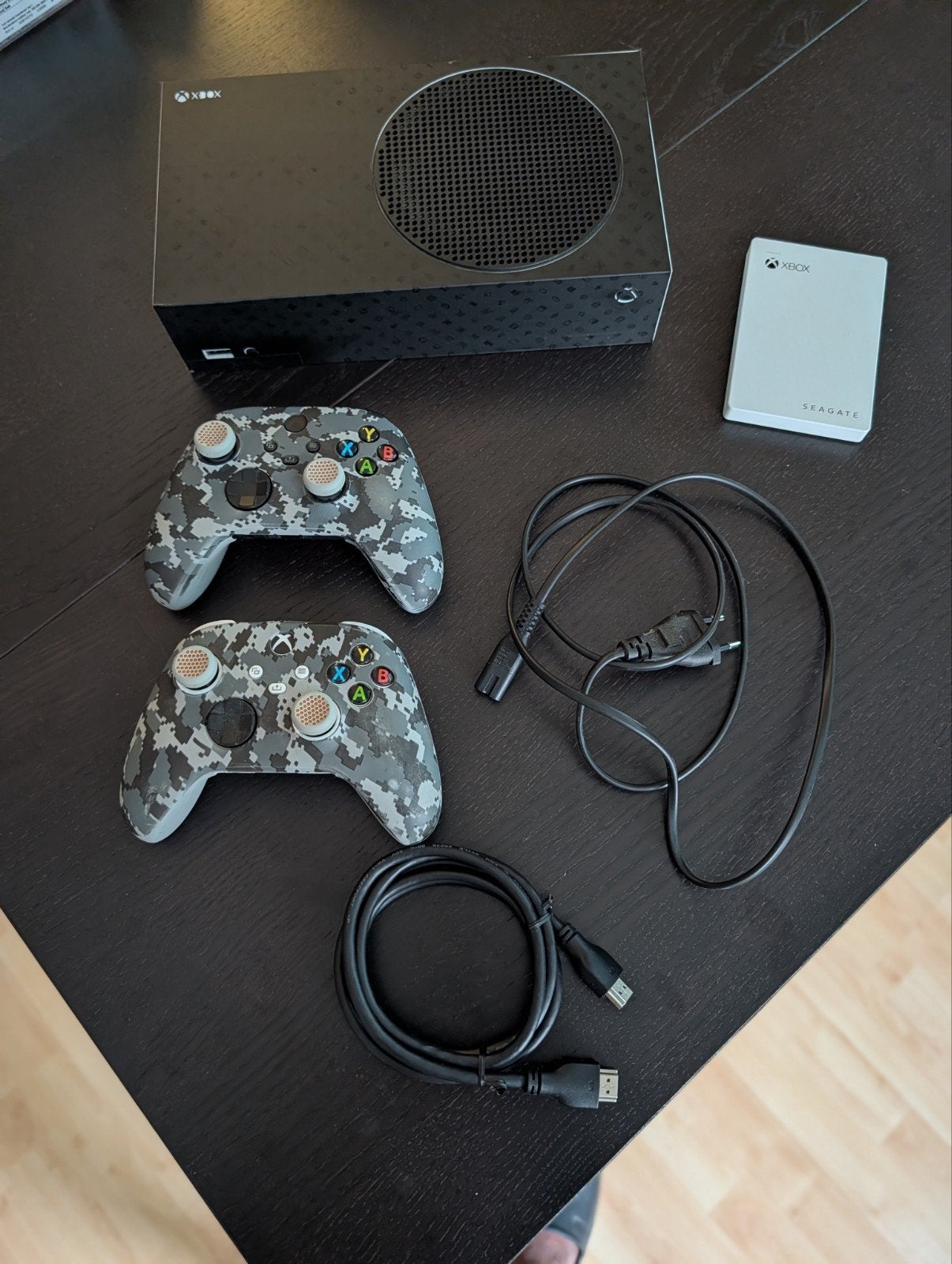 Foto 4 van Xbox Series S met 2 controllers en Seagate 2gb uitbreiding