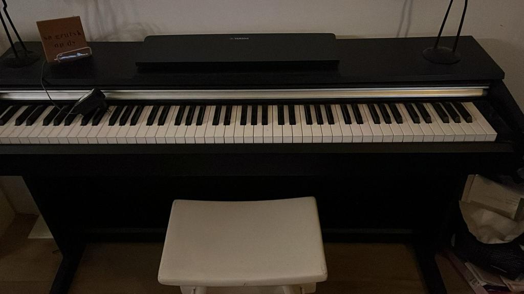 Yamaha ARIUS YPD-142 met krukje, Ophalen of Verzenden, Zo goed als nieuw, Zwart