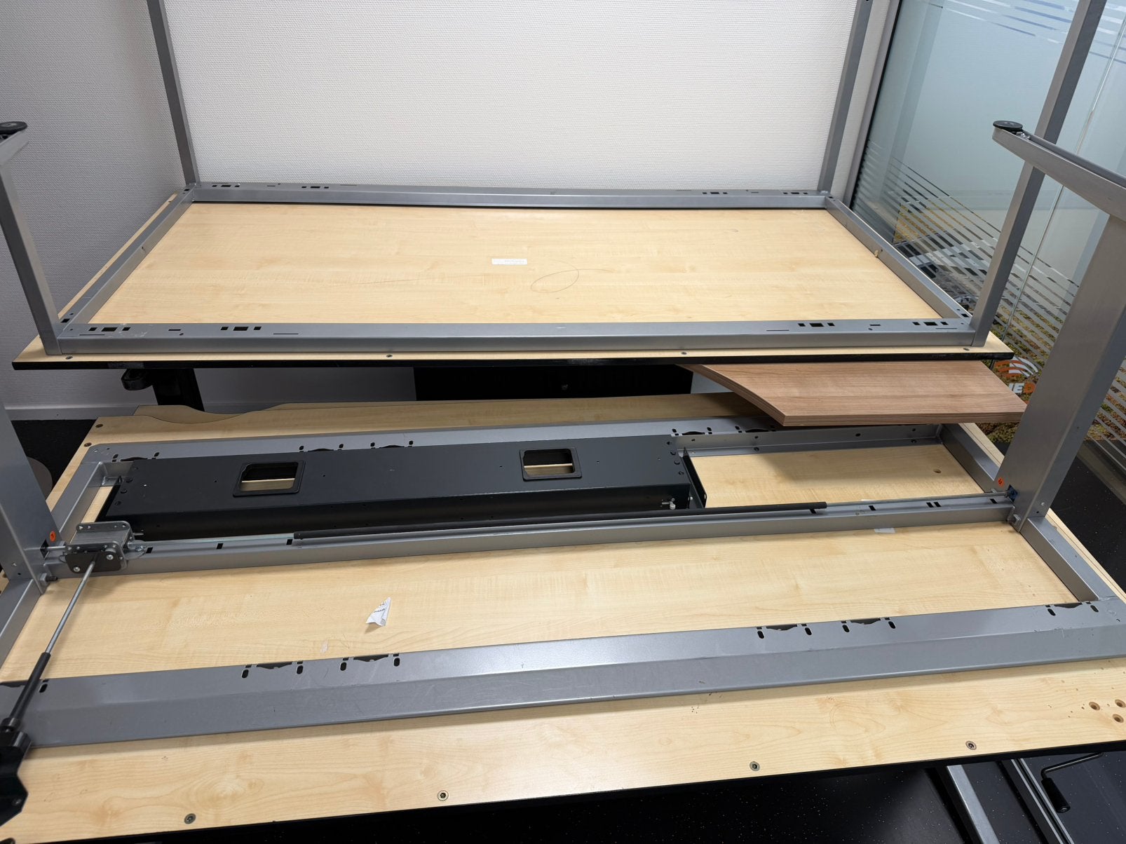 4 bureau tafels gratis meenemen Zwijndrecht, Ophalen, Zit-sta bureau, Gebruikt, Hout