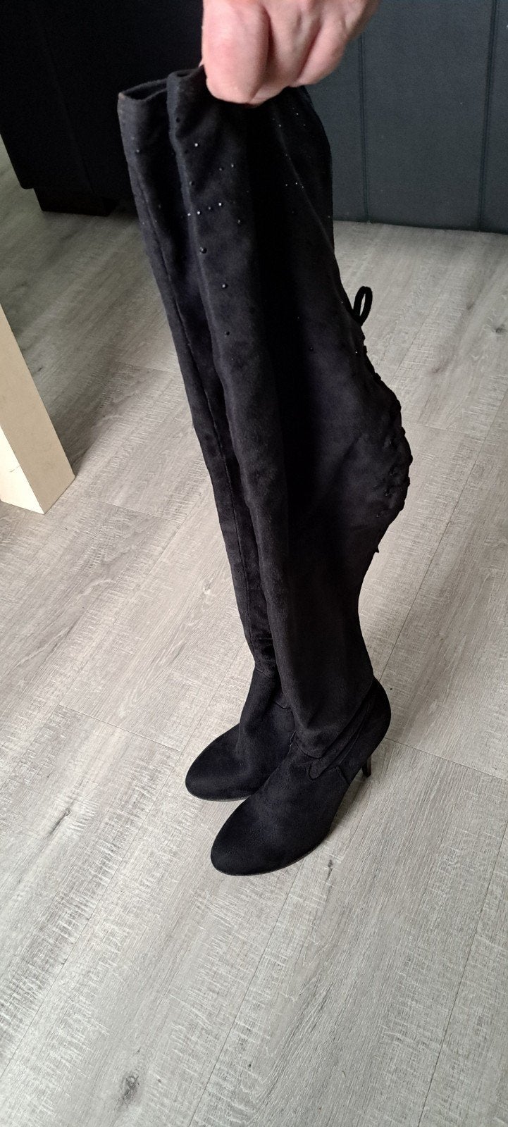 Ongebruikte hoge overknee laarzen - suedine look - maat 40, Kleding | Dames, Schoenen, Ophalen of Verzenden, Nieuw, Zwart, Hoge laarzen
