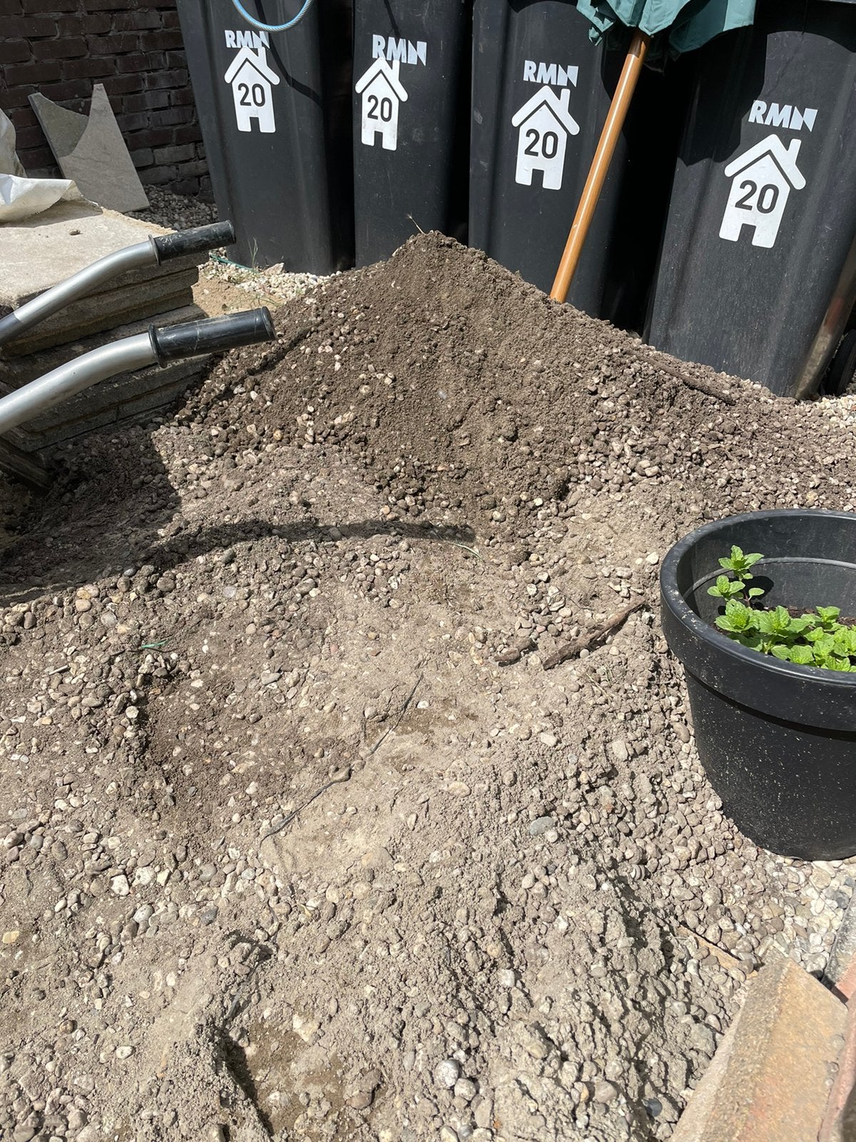 Foto 3 van Gratis ophoogzand/tuinaarde af te halen met steentjes/grind