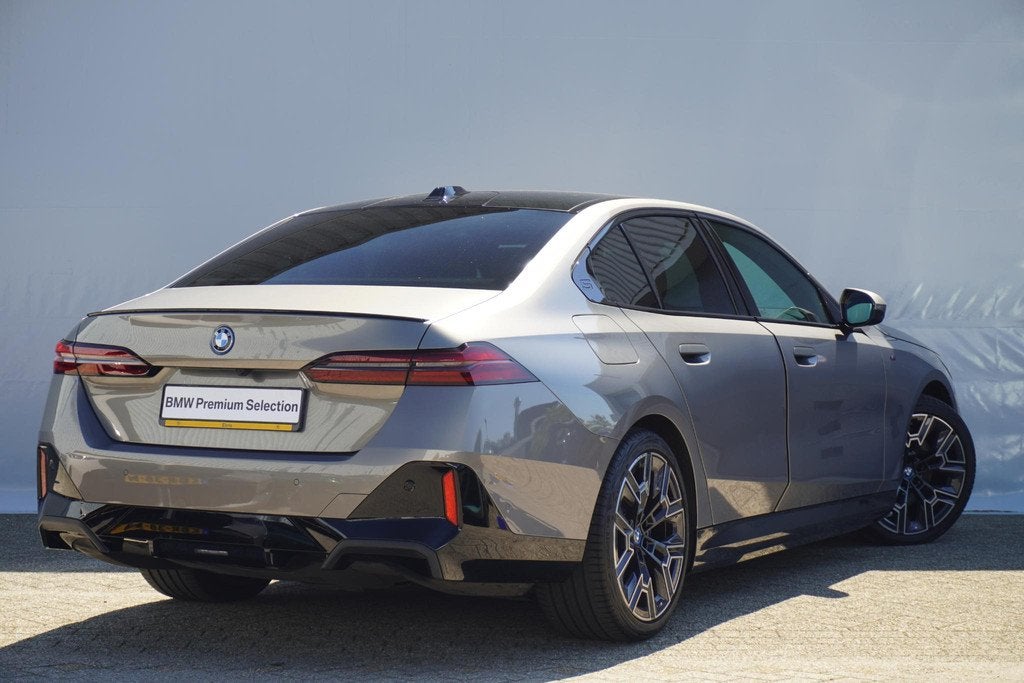 BMW i5 eDrive40 | M Sportpakket Pro | Panoramadak | Harman K, Auto's, BMW, Gebruikt, Zwart, Met garantie (alle), 340 pk