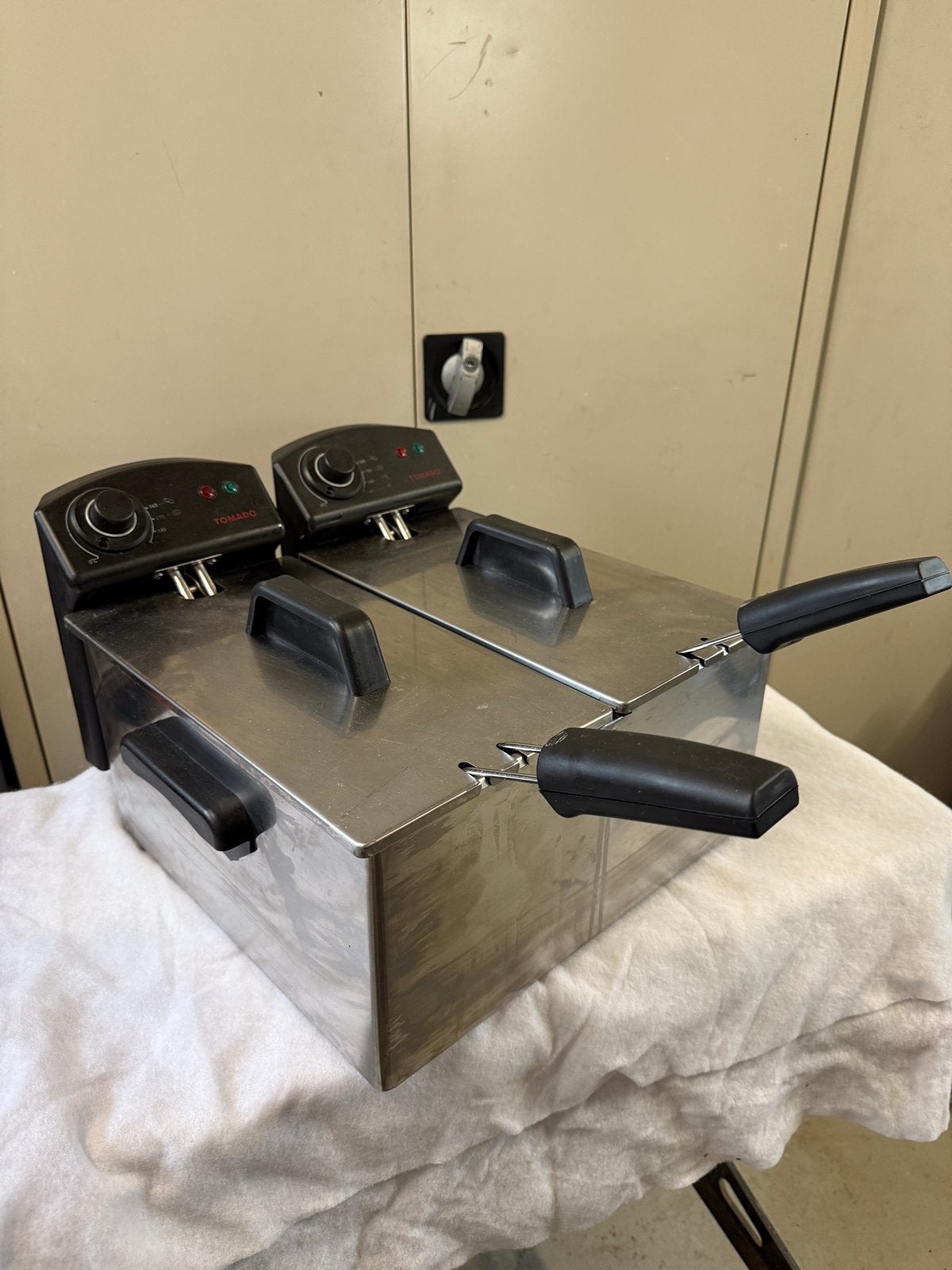 Tomado Duo-friteuse - Dubbele Frituurpan, Witgoed en Apparatuur, Frituurpannen, 2 tot 3 liter, Ophalen, Zo goed als nieuw, Duo-friteuse