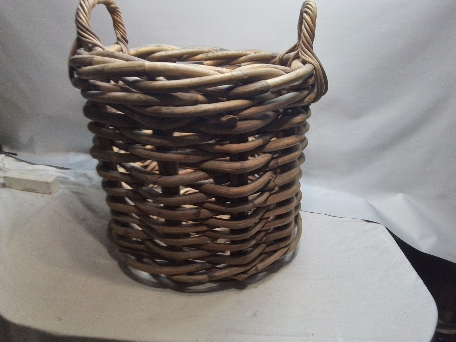 Grote rieten mand met handvatten - Vintage, Huis en Inrichting, Ophalen, Gebruikt, Mand, Handgemaakt