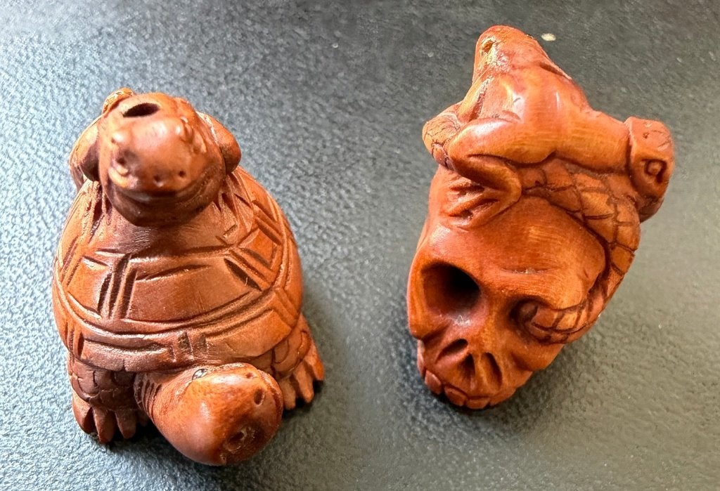Ojimes in buxushout van kikker met schildpad en doodshoofd, Antiek en Kunst, Bruin, 3 cm, Ophalen of Verzenden, Japan