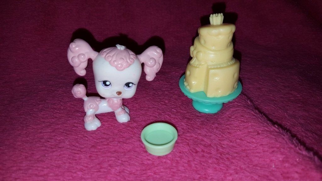 LPS, Littlest Pet Shop, roze poedel, taart en voerbak. 4A12, Verzamelen, Tweedehands verkoop, Tweedehands verkoop, Gebruikt, Ophalen of Verzenden