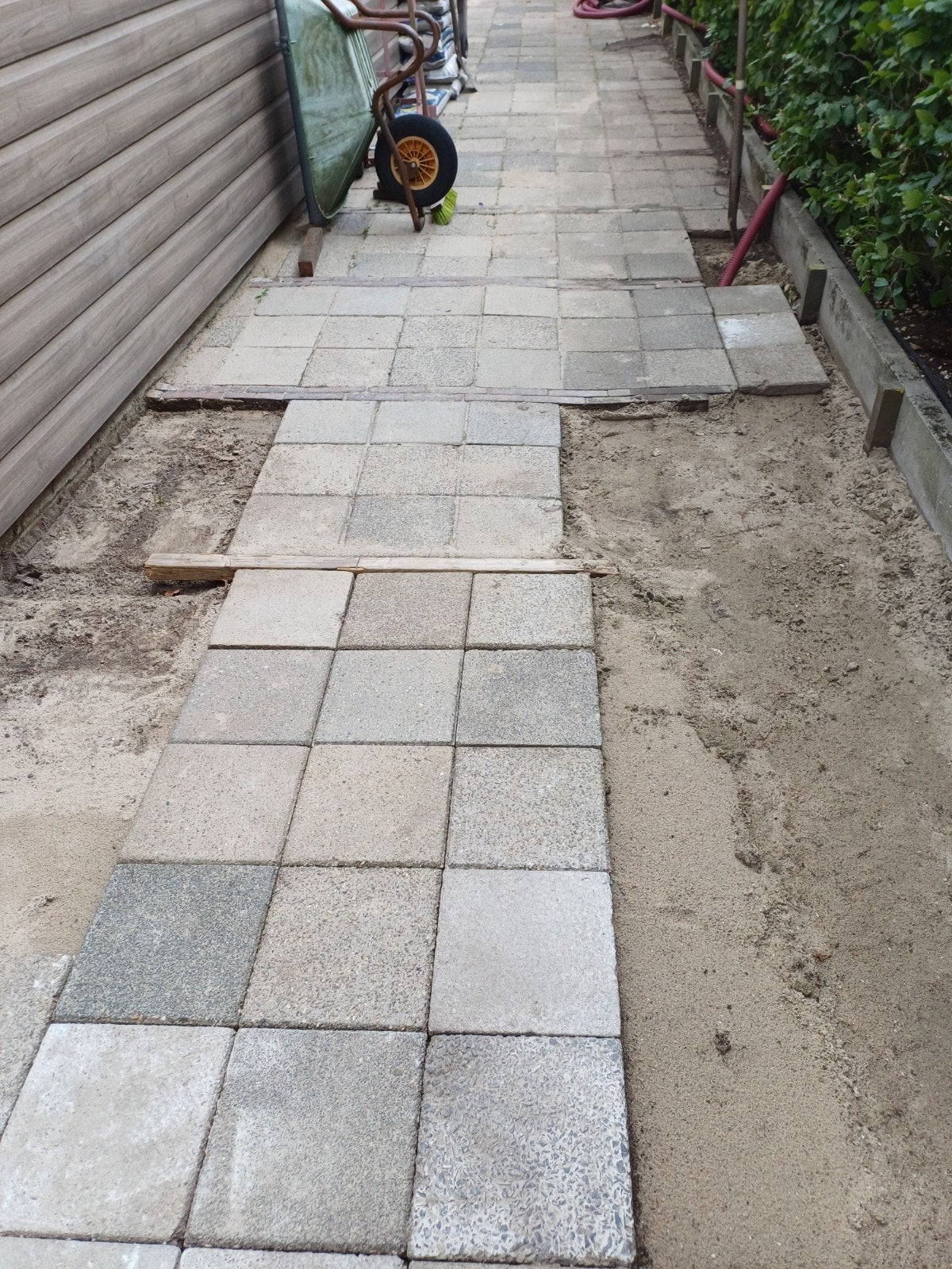 400 30x30 tegels met tussenliggende klinkerstroken, Tuin en Terras, Tegels en Klinkers, Ophalen, Gebruikt, 10 m² of meer, Beton