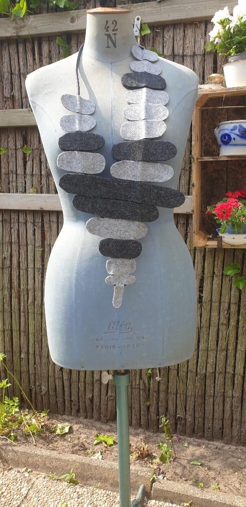 Unieke grijs vilten aan zwart rubber koord ketting, Verzenden, Nieuw, Grijs, Overige materialen