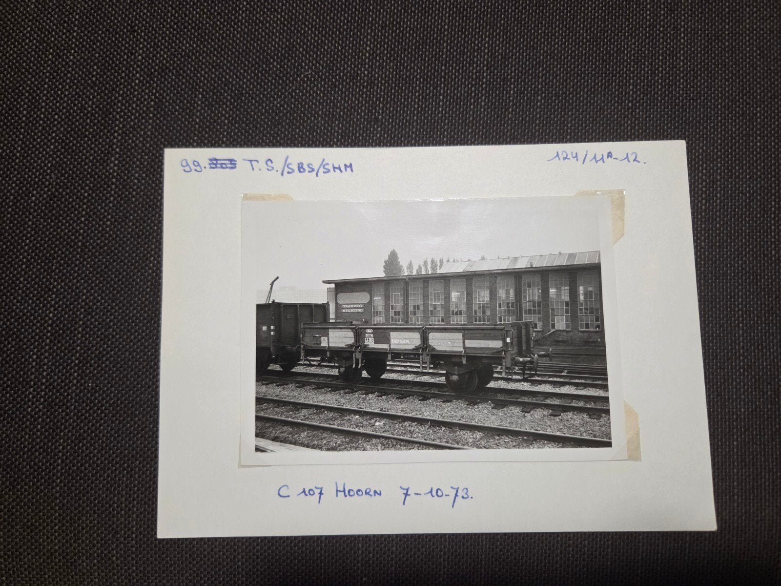 Zwart-wit foto van treinwagons in Hoorn (1973), Verzamelen, Spoorwegen en Tramwegen, Ophalen of Verzenden