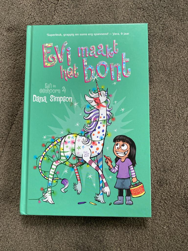 Evi maakt het bont - Evi en eenhoorn 4- Dana Simpson, Boeken, Ophalen, Zo goed als nieuw, Fictie