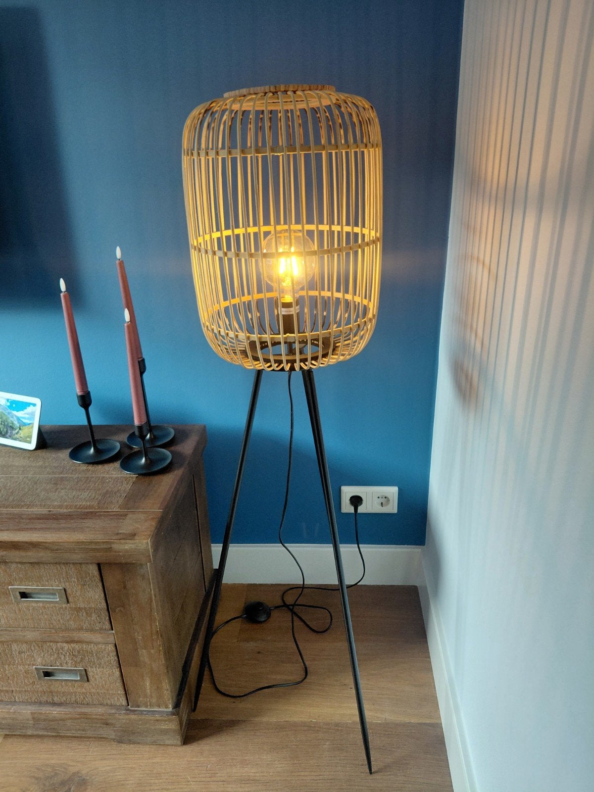 Rotan vloerlamp op statief - 123 cm hoog, Huis en Inrichting, Lampen | Vloerlampen, Ophalen of Verzenden, Zo goed als nieuw