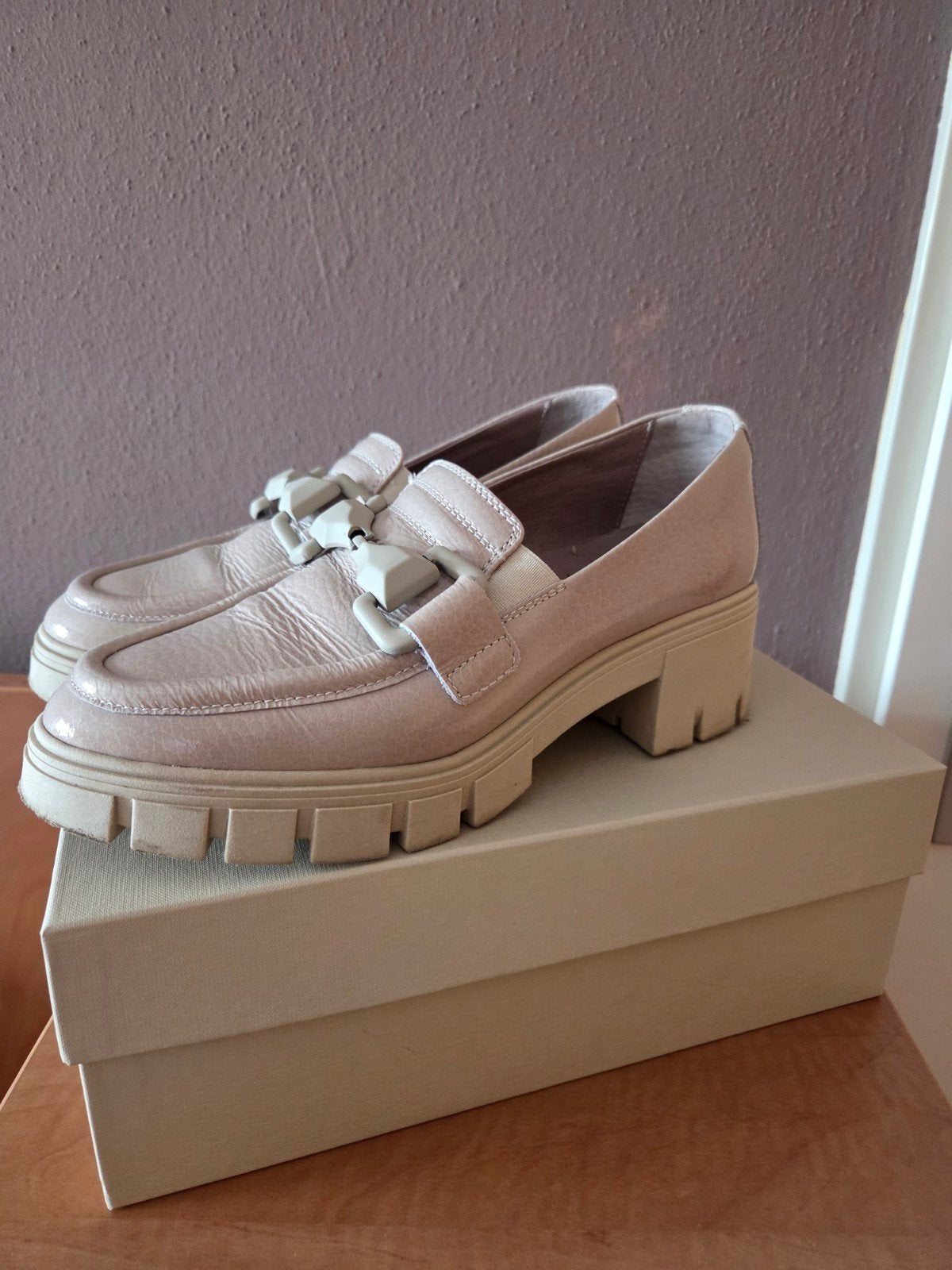 Beige DSL Instappers Maat 39 Lakleer met Elastiek, Schoenen met lage hakken, Beige, Ophalen of Verzenden, Zo goed als nieuw