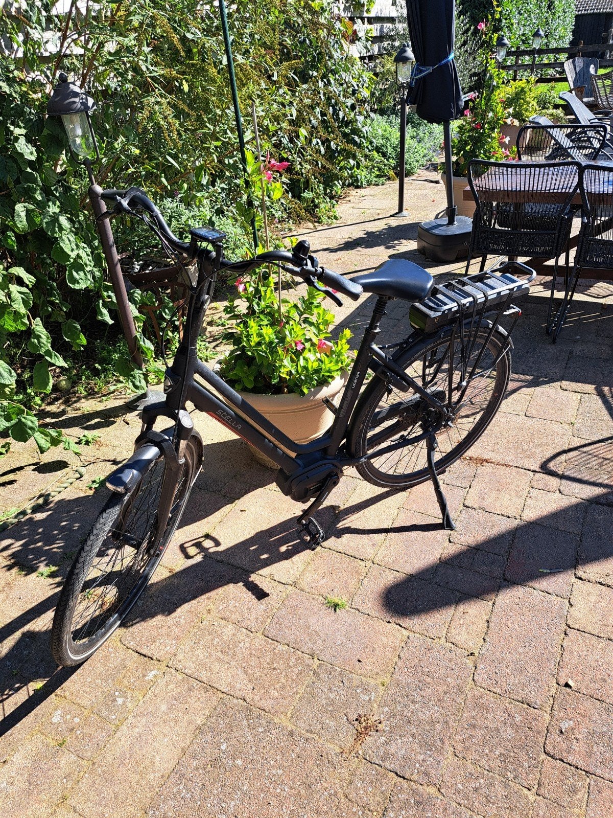 Foto 3 van te koop 2 mooie elektische fietsen, wit en antraciet