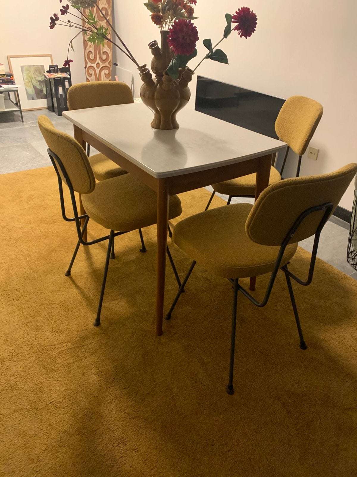 Formica tafeltje met houten poten, Ophalen of Verzenden