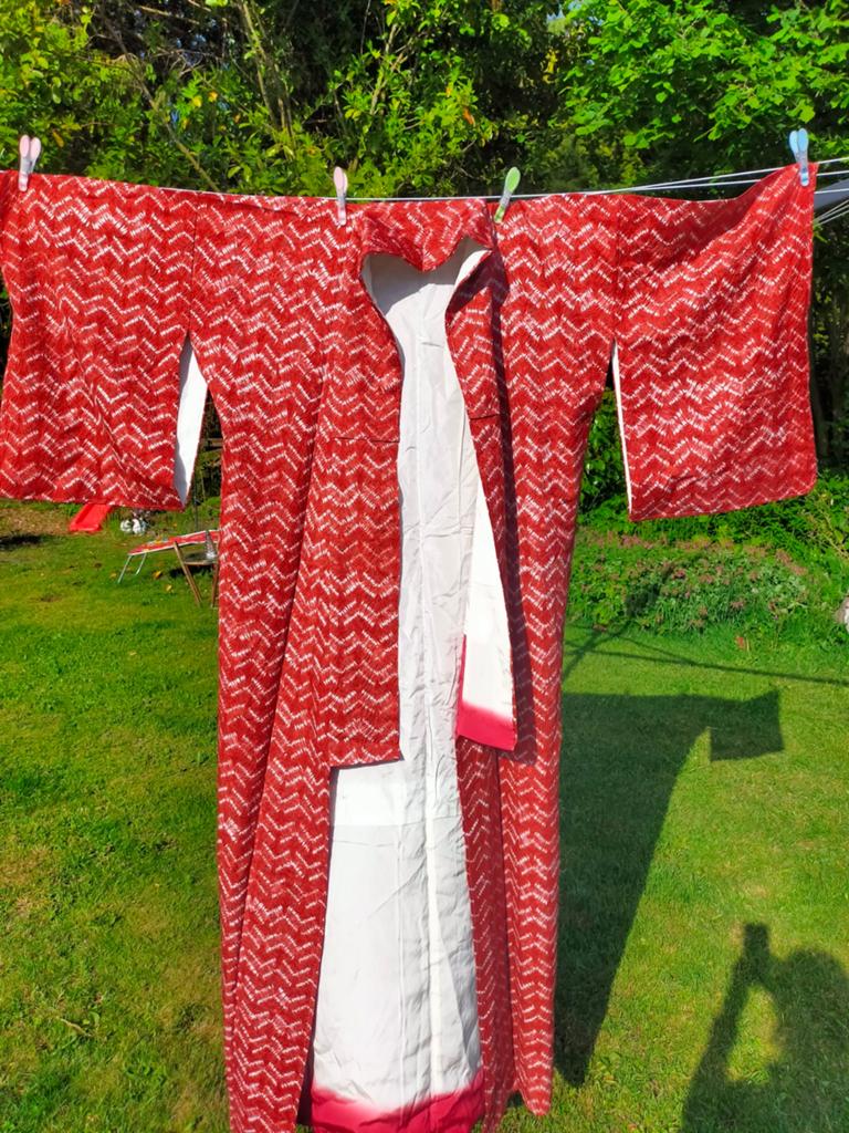 Vintage Kimono - Rode Japanse Zijden Jas met Patroon, Onbekend, Ophalen of Verzenden, Gedragen