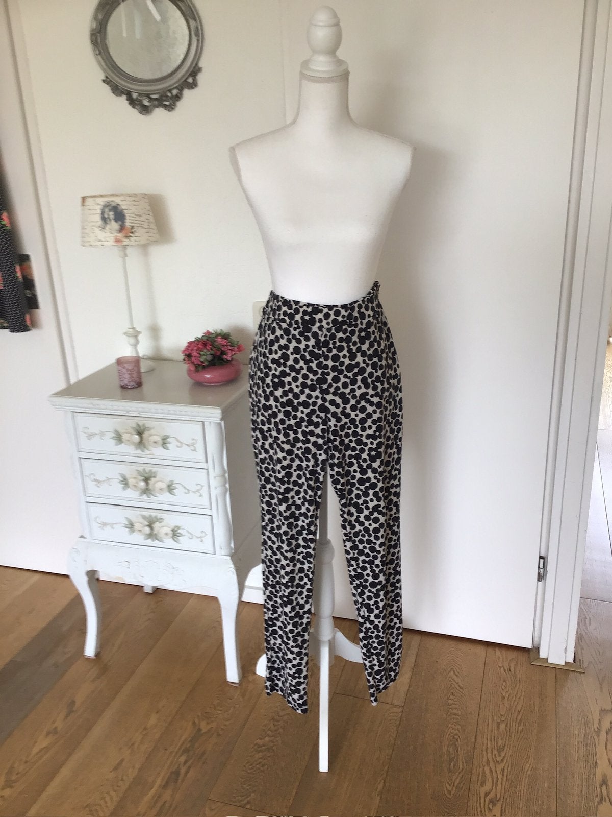 Leuke broek van King Louie in maat M. Nieuwstaat, Kleding | Dames, Ophalen of Verzenden, Zo goed als nieuw, Maat 38/40 (M), Lang