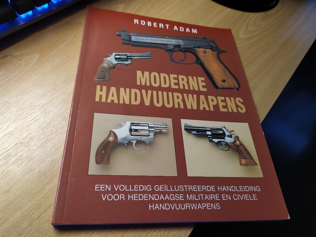 Moderne Handvuurwapens - Robert Adam, Boeken, Ophalen of Verzenden, Niet van toepassing, Gelezen, Overige onderwerpen