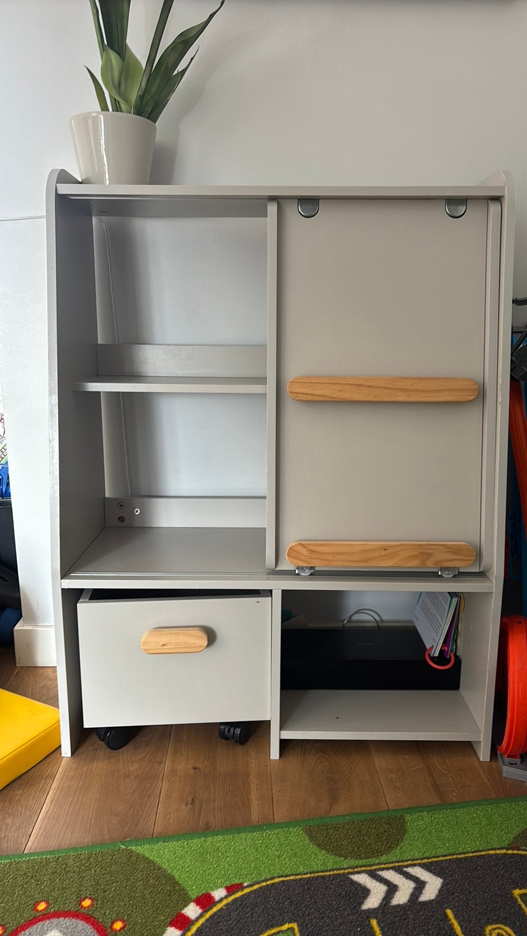 Grijze speelgoed opbergkast met schuifdeur en lade, Kinderen en Baby's, Ophalen, Gebruikt, Minder dan 50 cm, 90 tot 105 cm