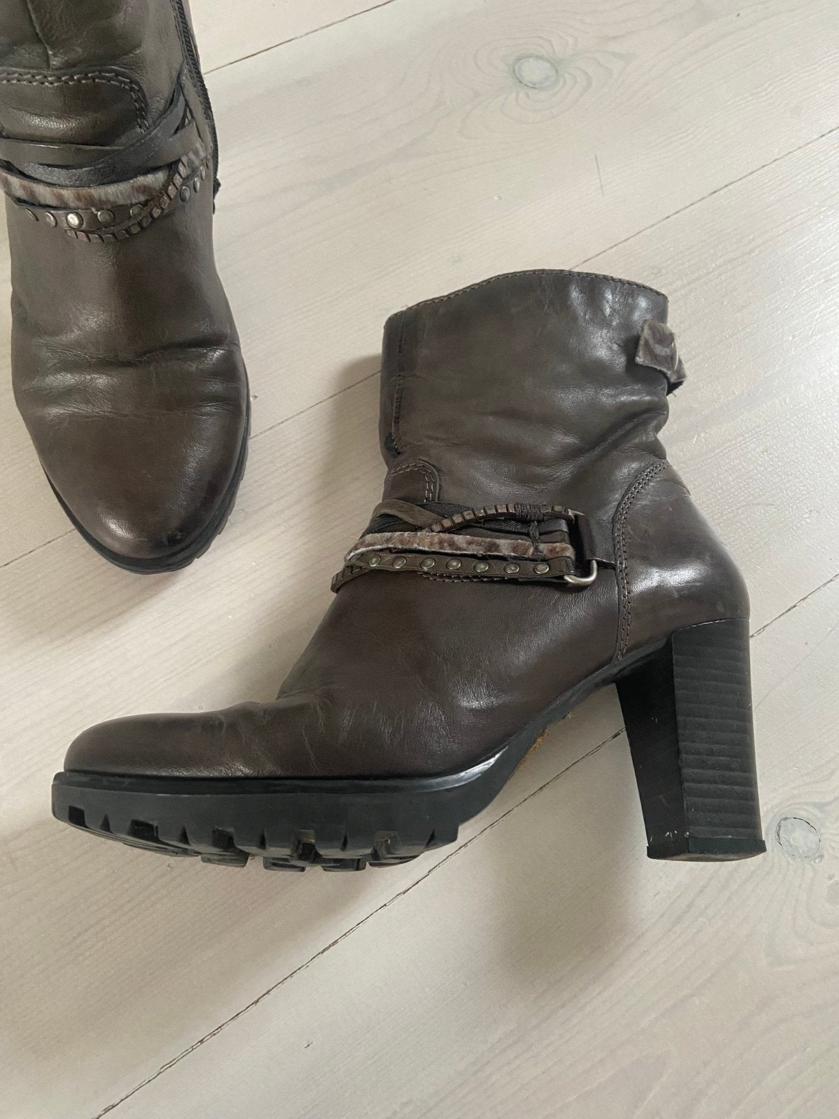 Mjus enkellaarsjes, Kleding | Dames, Lage of Enkellaarzen, Ophalen of Verzenden, Grijs, Gedragen