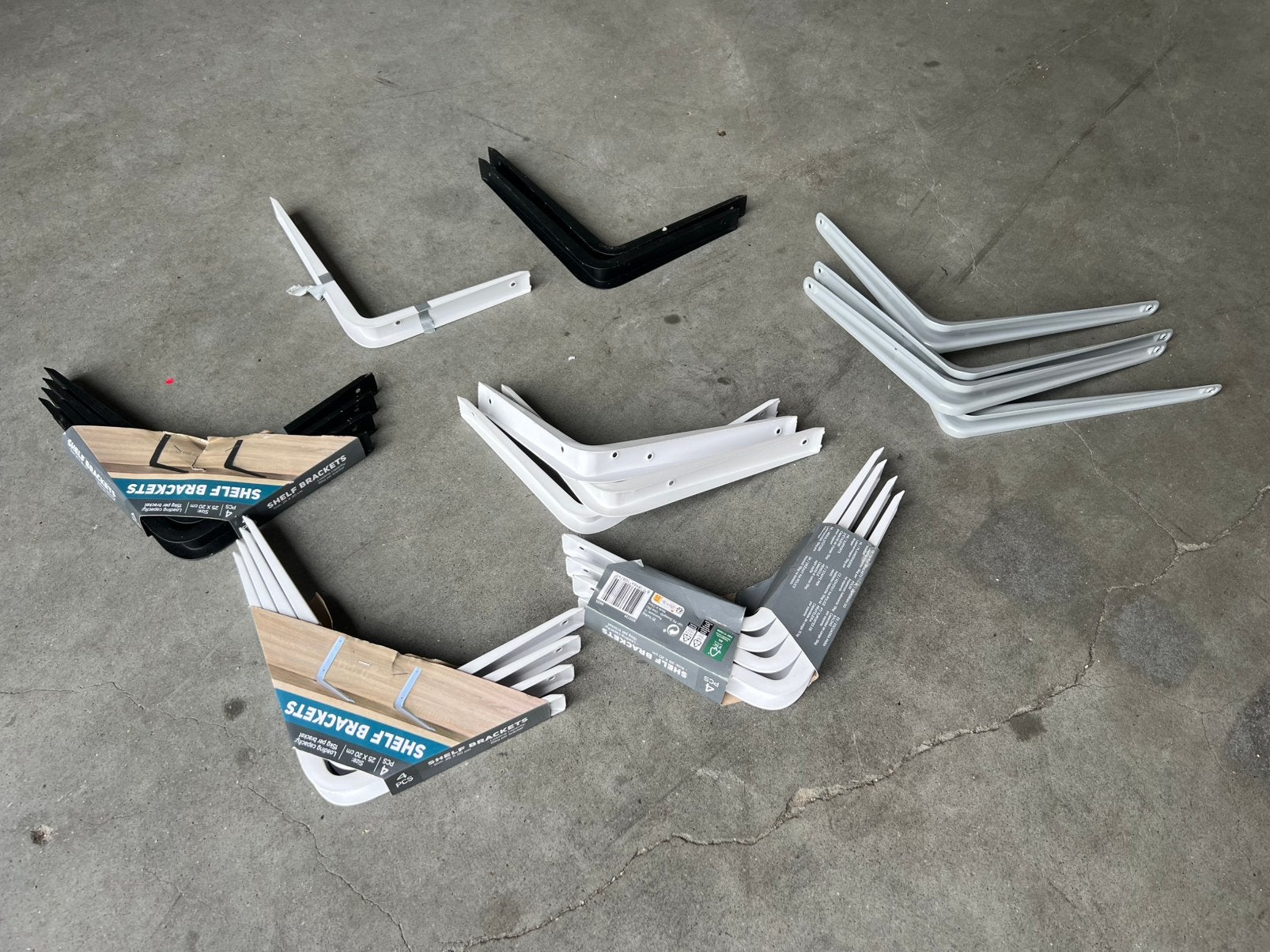 Hoekijzers zwart en wit - 24 stuks, Doe-het-zelf en Verbouw, Ophalen, Nieuw, Overige typen