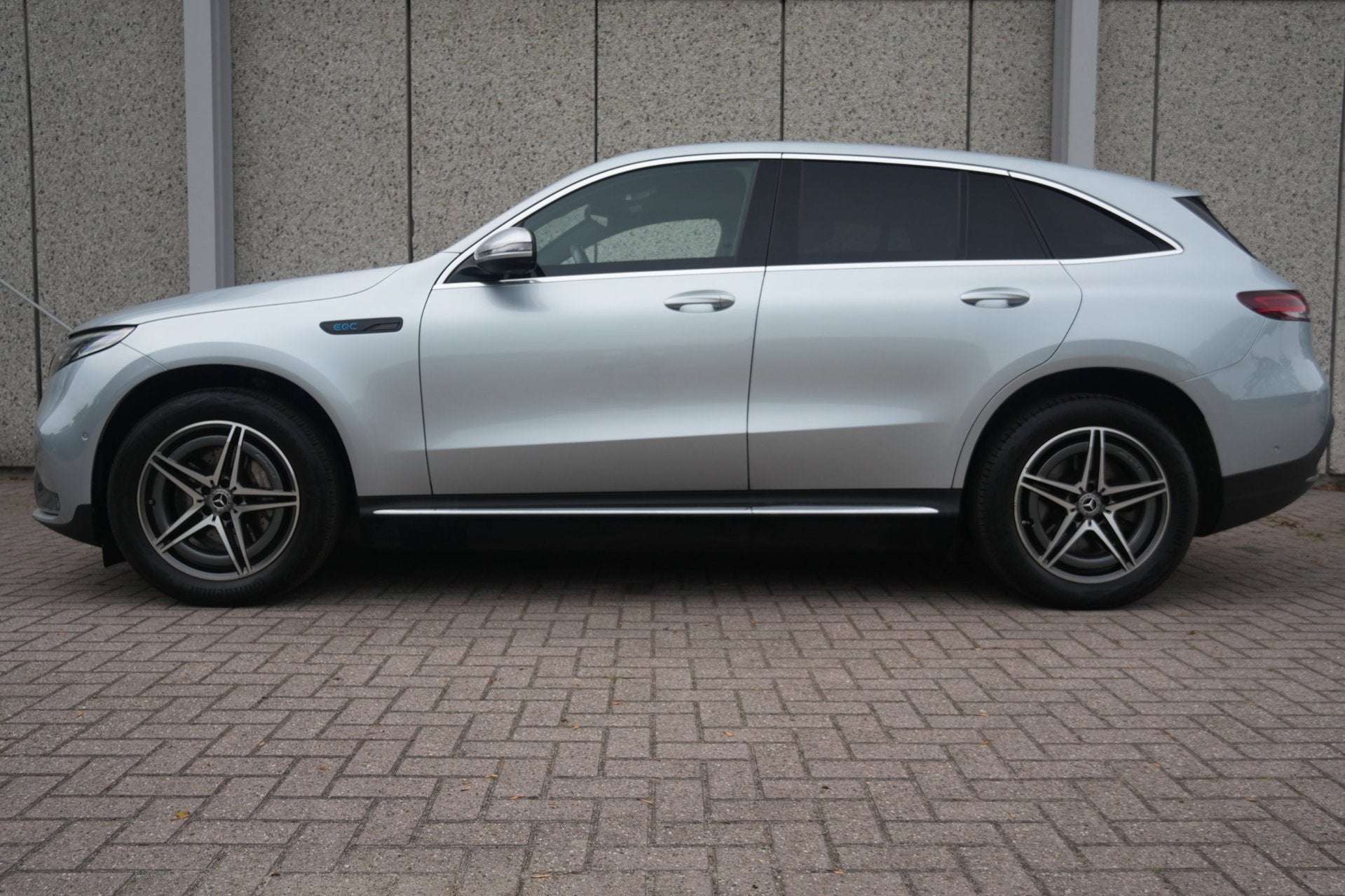 Mercedes-Benz EQC 400 4MATIC Premium Plus 80 kWh AMG line SO, Auto's, Mercedes-Benz, 80 kWh, 1333 min, Vierwielaandrijving, 408 pk