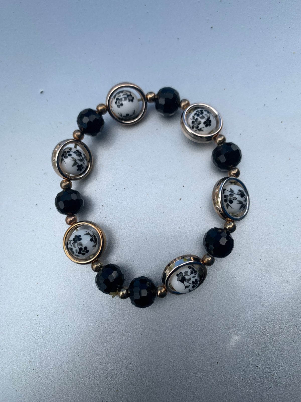 Elegante Zwart-Witte Kralen Armband met Bloemmotief, Overige materialen, Gebruikt, Zwart, Ophalen of Verzenden