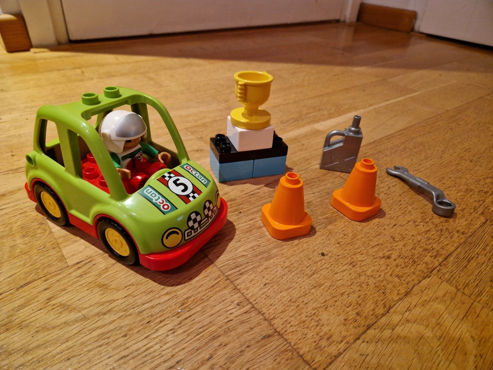 LEGO Duplo 10589 Rallyauto met coureur en accessoires, Ophalen of Verzenden, Zo goed als nieuw, Duplo, Complete set