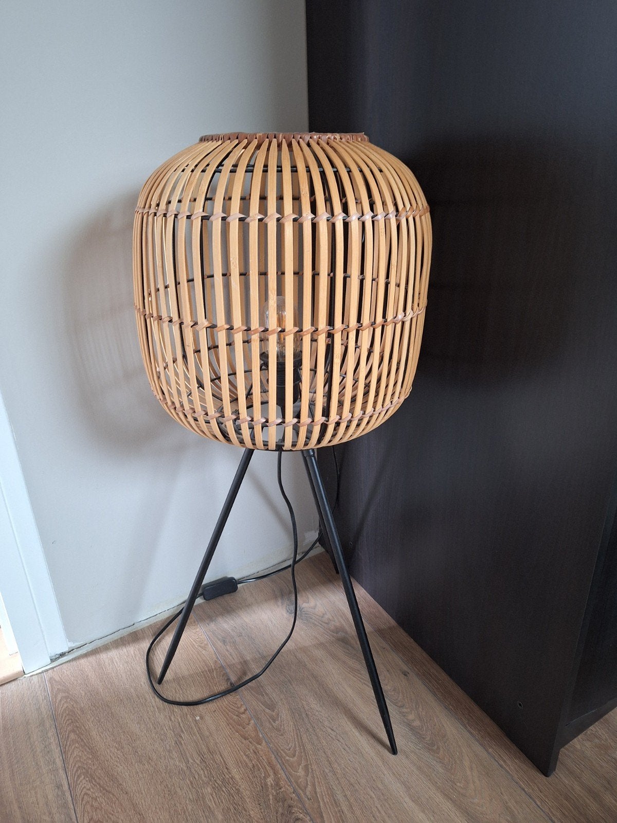 Stijlvolle staande lamp met bamboe kap, Huis en Inrichting, Ophalen, Gebruikt, E27 (groot), Natuurlijk materiaal