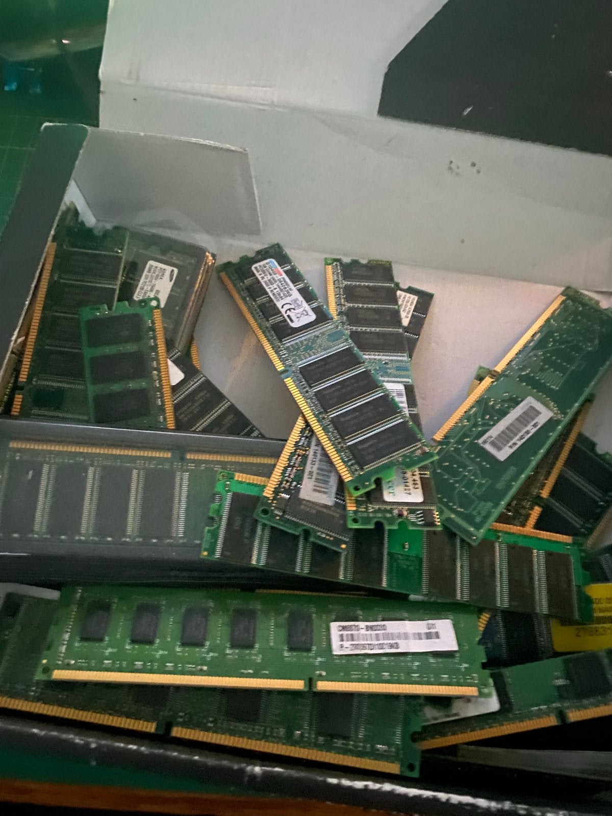 Doos met diverse RAM sticks - Verschillende types en grootte, Computers en Software, RAM geheugen, Overige soorten, Ophalen of Verzenden