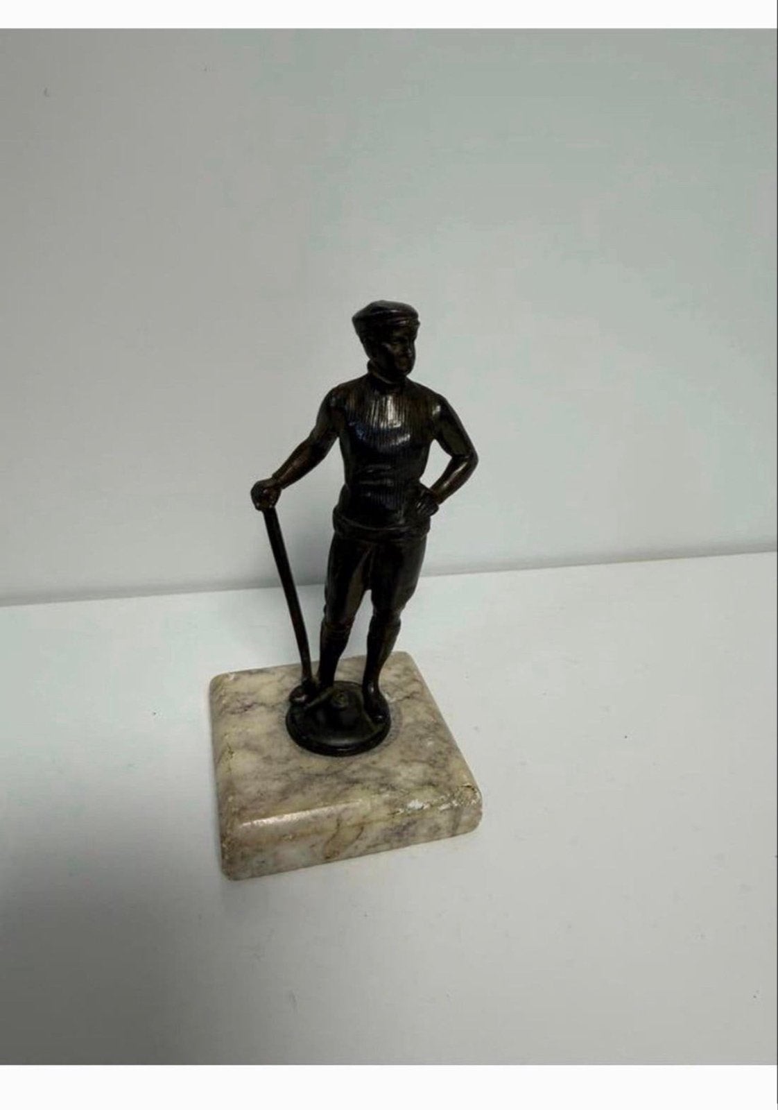 Vintage bronzen sportbeeldje op marmeren voet (ca. 1920), Antiek en Kunst, Minder dan 20 cm, Ophalen of Verzenden, Brons, Op sokkel