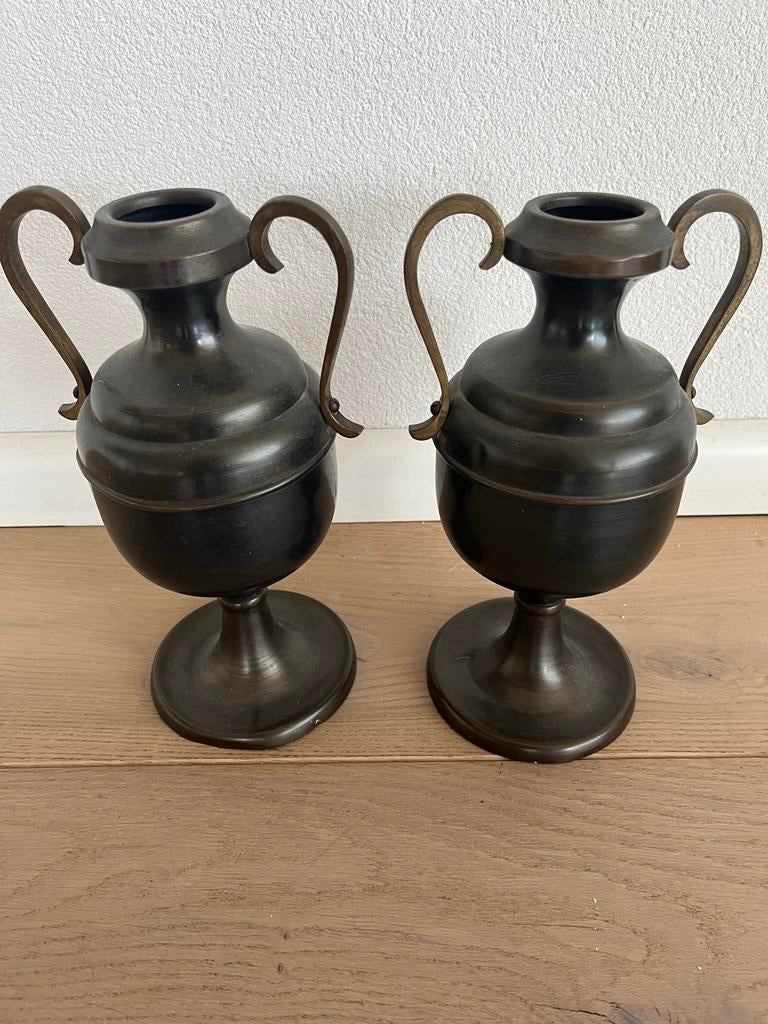 Twee donkere vazen met handvatten, Ophalen, Brons