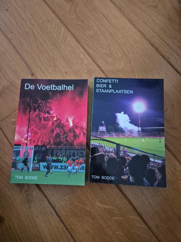 Tom Bodde - De Voetbalhel & Bier, confetti en staanplaatsen, Ophalen of Verzenden, Zo goed als nieuw, Balsport, Tom Bodde