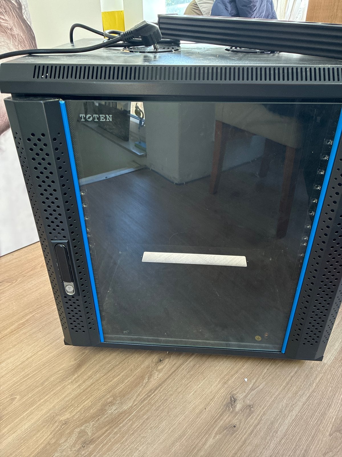 Toten Serverkast / Wandkast, Computers en Software, Ophalen of Verzenden, Gebruikt, Glas, Plaatstaal