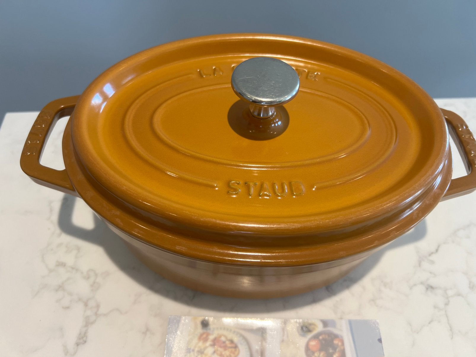Staub La Cocotte ovaal 23 cm Mosterd geel heel goede staat, Huis en Inrichting, Gebruikt, Met handvatten, Ophalen of Verzenden